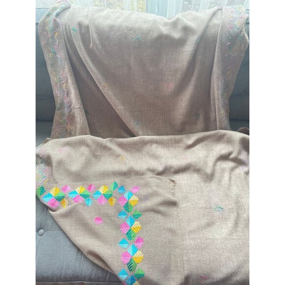 Vintage embroidered throw, shabby chic tan pastel embroidery, boho jetee - Picture 5 of 6